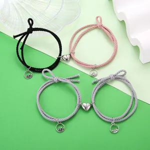 Gedetailleerd overzicht van magnetische gevlochten armbanden voor koppels met mooie hartmagneten.
