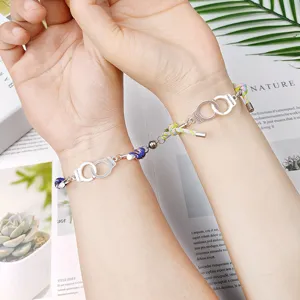 Gros plan détaillé de bracelets de couple magnétiques avec cordes tressées et menottes.