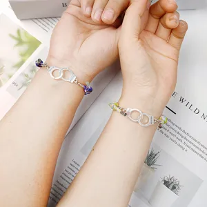 Vue détaillée de bracelets de couple magnétiques menottes en alliage avec cordes tressées.