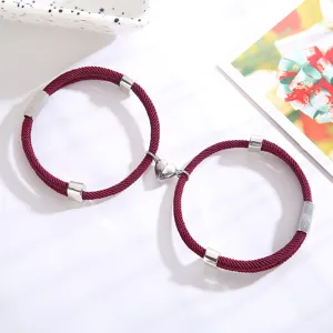 Set van magnetische hart gevlochten armbanden voor koppels, rood touw metaal chic.