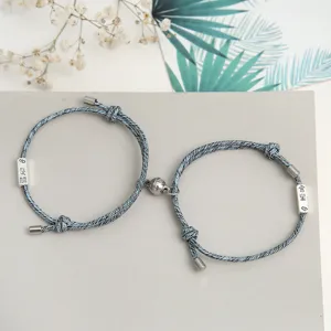 Set di bracciali intrecciati magnetici di coppia, elegante corda blu con ciondoli in metallo.