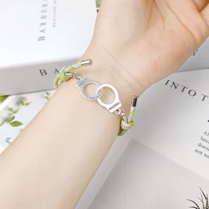 Vue détaillée d'un bracelet de couple menottes magnétique avec corde tressée colorée.