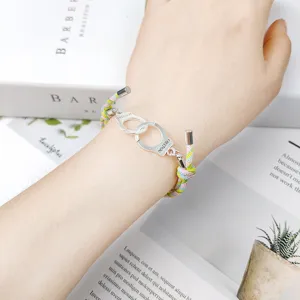 Bracelet de couple tissé minimaliste avec charm menottes en alliage, bijou élégant et tendance.