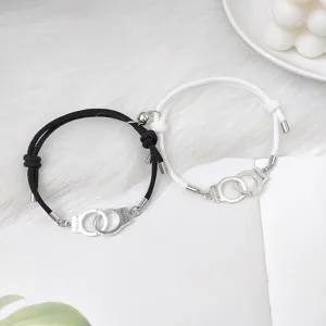 Bracelets de couple magnétiques avec menottes assortis en corde noire et blanche.