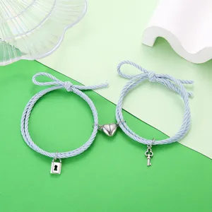 Gedetailleerd overzicht met het blauwe gevlochten armbandenstel met hart slot en sleutel.