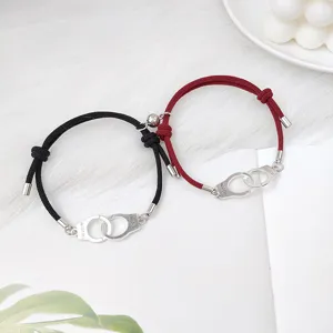 Bracelets de couple magnétiques minimalistes en corde tressée avec détail de menottes.