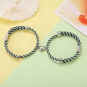 Set van magnetische gevlochten armbanden voor koppel, groen en wit geweven ontwerp.
