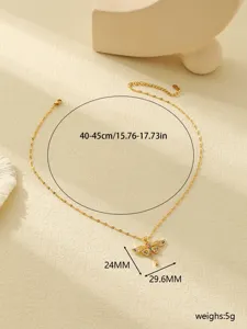 Collier pendentif libellule en strass plaqué or 18k en acier inoxydable avec détails.