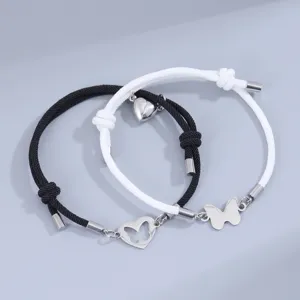 Juego de pulseras de pareja magnéticas de acero inoxidable con dijes de mariposa.
