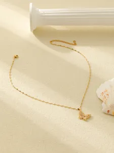 Gros plan détaillé du collier pendentif papillon mettant en valeur des strass étincelants.