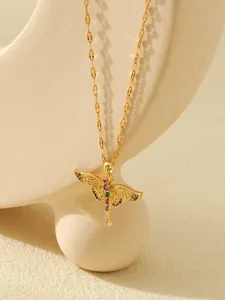 Vue détaillée d'un collier de libellule plaqué or avec des cristaux colorés sur support.