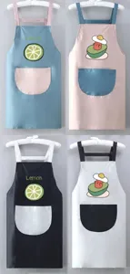 Vue détaillée de tabliers de cuisine avec des motifs mignons et un tissu imperméable.