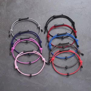 Entdecken Sie unsere stilvollen verstellbaren Seilarmbänder in leuchtenden Farben und Mustern.