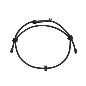 Detailaufnahme des schwarzen Survival-Paracord-Notfall-Fluchtarmbands mit Zahnrad-Akzent.