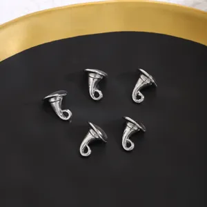 Silberfarbene Hexenhut Metall Anhänger Detailansicht für kreatives DIY Schmuck Zubehör.