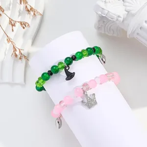 Schicke Modeschmuck Perlenarmbänder mit grünem Hexenhut und rosa Kronenanhängern.
