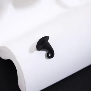 Schwarzer Hexenhut Metall Anhänger Detailaufnahme, hochwertige Zinklegierung DIY Schmuck.