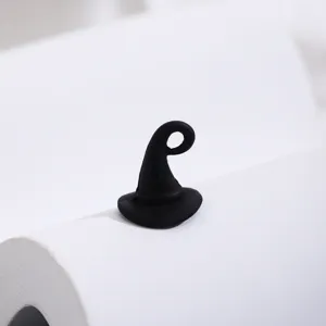 Schwarzer Hexenhut Metall Anhänger Detailaufnahme, ideal für DIY Schmuckherstellung.