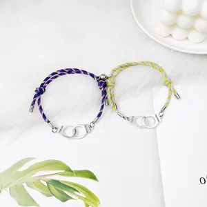 Bracelets tressés magnétiques pour couple avec pendentif menottes en métal, style minimaliste.