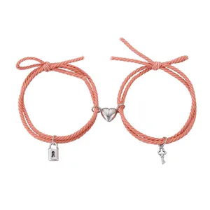 Roze gevlochten koppel armbanden met magnetisch hart slot en sleutel voor geliefden.