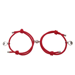 Bracciali di coppia in corda rossa magnetica con ciondoli in metallo per fidanzati e amici.