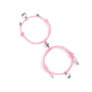 Bracciali intrecciati magnetici rosa per coppie con ciondoli in lega graziosi e unici.
