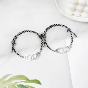 Bracelets magnétiques tressés de couple avec pendentif menottes vue détaillée excellente qualité.