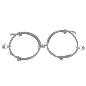 Vista di dettaglio del set bracciali magnetici di coppia, corda intrecciata grigia.