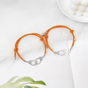 Bracelets de couple en corde tressée avec menottes magnétiques pendentif en alliage rouge et jaune.