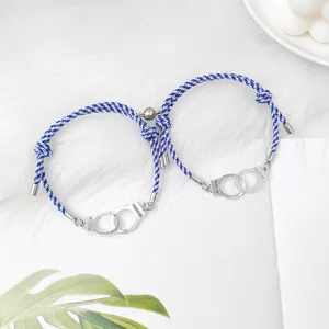 Vue détaillée du bracelet de couple tressé bleu avec fermoir aimanté et menottes.