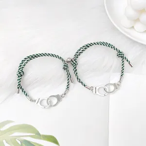Bracelets de couple assortis en corde tressée magnétique avec pendentif menottes.
