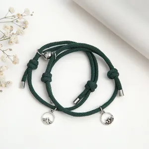 Bracciali magnetici intrecciati di coppia con ciondoli montagna e mare, gioielli in corda verde.