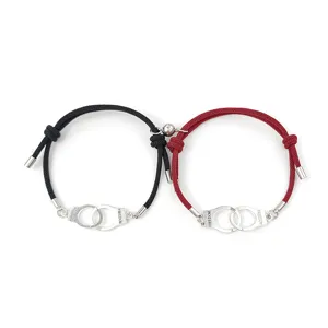 Bracelets de couple assortis en corde tressée avec pendentif menottes aimantées noir rouge.