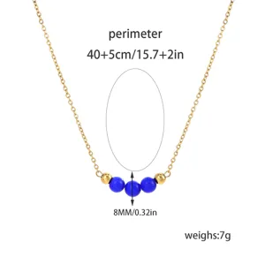 Vue détaillée d'un collier chaîne doré avec des pendentifs perles bleues, longueur 40+5cm.