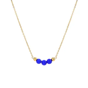Vue de détail du collier en acier inoxydable doré avec des perles d'œil de chat élégant.