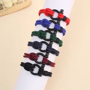 Bracelet en corde tressée colorée avec manille de fer à cheval en acier noir pour tous les jours.