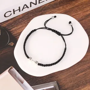 Braccialetto intrecciato nero regolabile elegante da uomo con ciondolo manubrio in metallo.