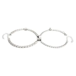 Vista detallada de las pulseras de pareja magnéticas de acero inoxidable con corazón.
