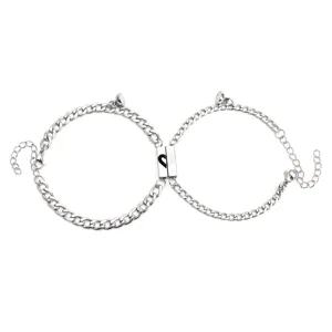 Primer plano de pulseras de pareja magnéticas de acero inoxidable con corazones.