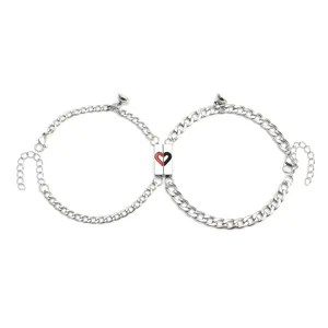 Vista detallada de pulseras de pareja a juego de acero inoxidable con imán de corazón.