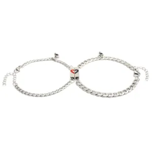 Pulsera de pareja magnética de acero inoxidable vista detallada, dije de corazón.