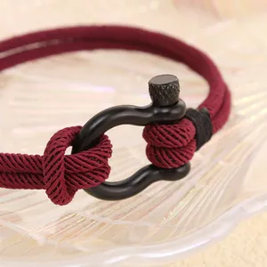 Bracelet en corde tressee rouge vin pour hommes avec boucle de fer a cheval noire chic.