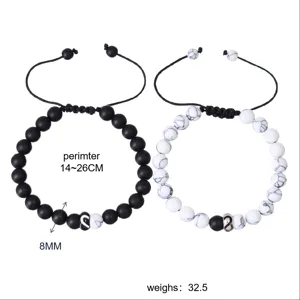 Vista di dettaglio di bracciali di perle di coppia in pietra opaca nera e turchese con cuore.