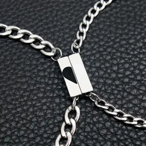 Vista detallada de pulsera de pareja de acero inoxidable con dije de corazon iman.