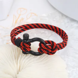 Vue détaillée du bracelet pour homme en corde de Milan tissée rouge et noir manille acier.