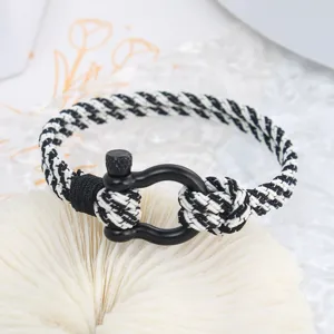 Bracelet homme corde tressee noir blanc manille fer a cheval acier inoxydable detail