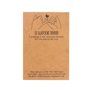 Vista dettagliata della carta di coppia in carta kraft marrone con promessa e citazione d'amore.