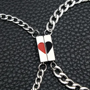 Pulsera de pareja con corazón magnético de acero inoxidable detalle con cierre rojo y negro.