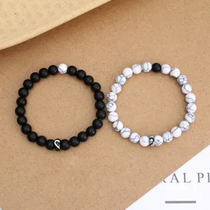 Set di bracciali con perline per coppie in pietra opaca nera e turchese bianco con cuore.