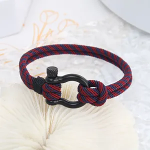 Bracelet tressé pour homme avec fermoir manille en acier inoxydable noir détail